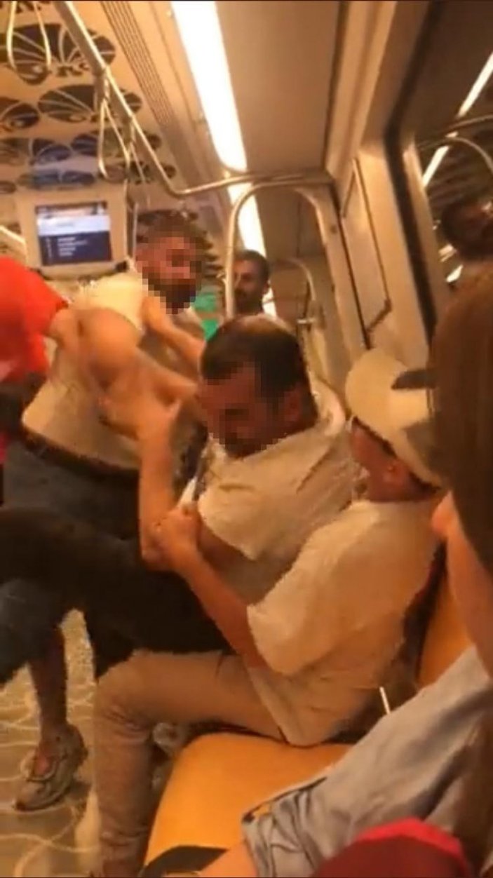 Kadıköy metrosundaki alkol tartışmasında yolcular birbirine girdi