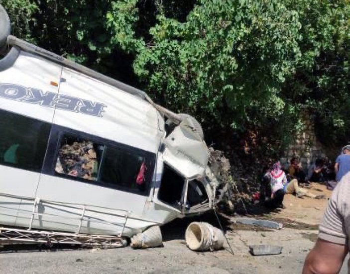 Mersin'de işçi minibüsü devrildi: 4'ü ağır 27 yaralı