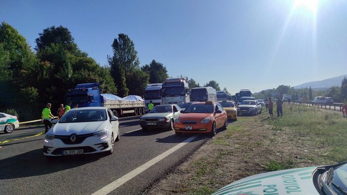 Hendek'te tır kazası: Şoför yanan araçta can verdi