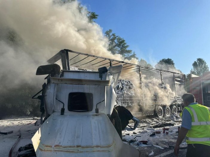 Hendek'te tır kazası: Şoför yanan araçta can verdi