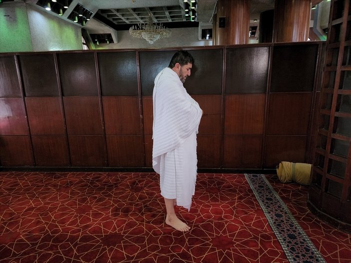 İngiltere'den çıkan Adam Muhammed, 11 ayda yürüyerek Mekke'ye ulaştı