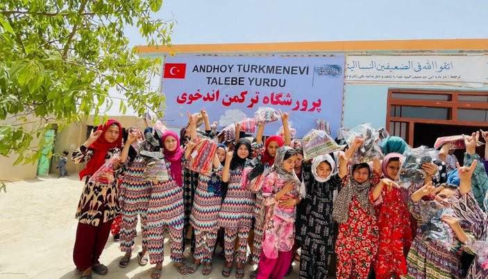 Devlet Bahçeli, Afganistan'daki Türkmen çocuklarına bayramlık hediye etti