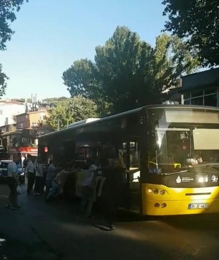 Çengelköy’de arızalanan İETT otobüsünü yolcular itti