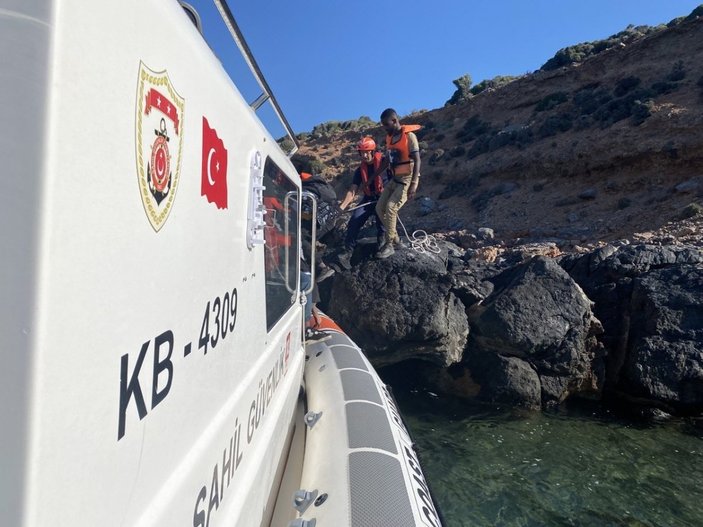 İzmir'de, lastik botlardaki 36 kaçak göçmen kurtarıldı