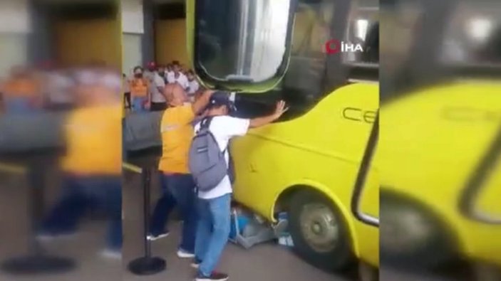 Filipinler’de otobüs, yolcuların arasına daldı