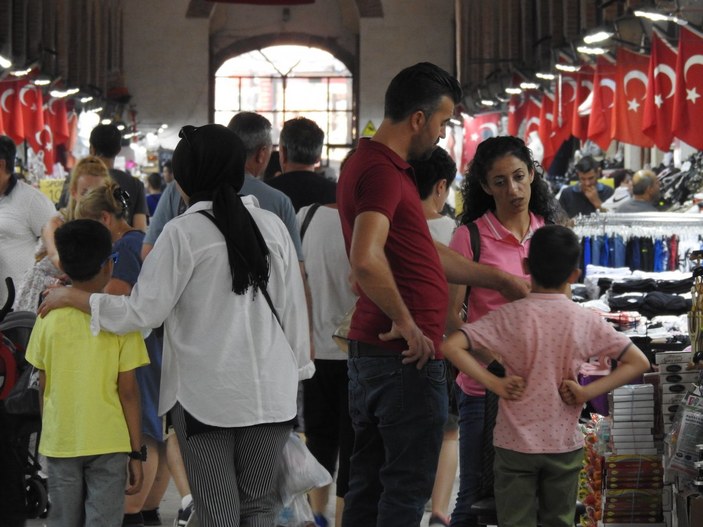 Edirne'de gurbetçiler, alışverişleriyle esnafın yüzünü güldürüyor