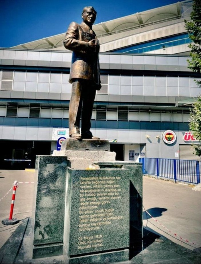 Fenerbahçe'den Atatürk heykeli