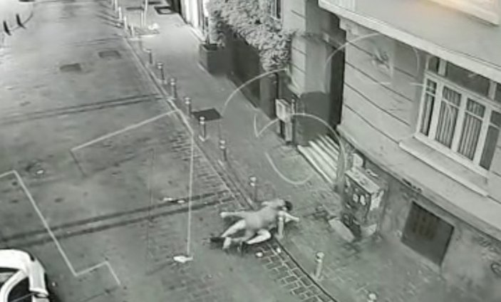 Beyoğlu’nda pitbull köpeği ile gasp kamerada