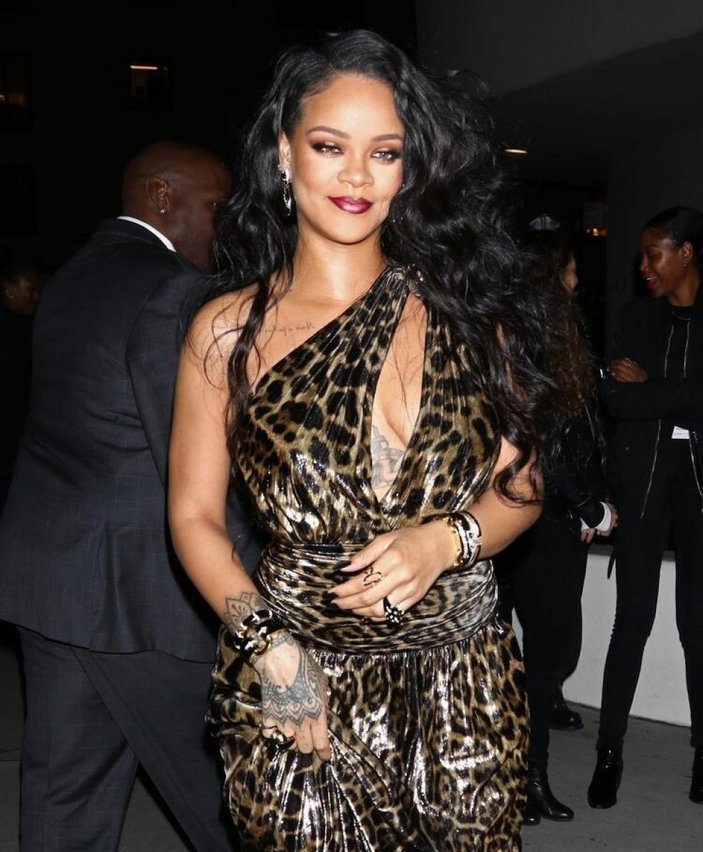 Rihanna Amerika’nın en genç milyarder kadını oldu