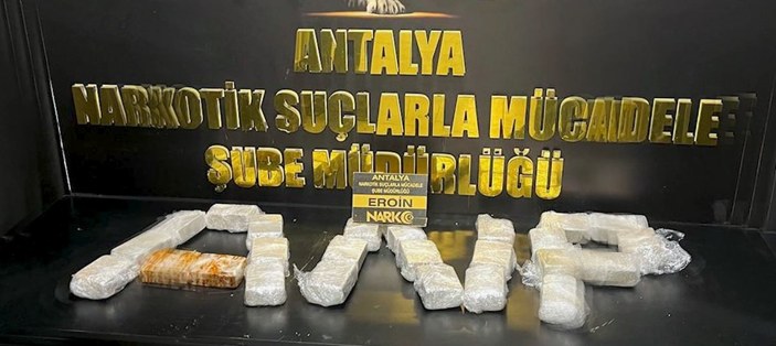Antalya’da uyuşturucu tacirleri, kovalamacayla yakalandı
