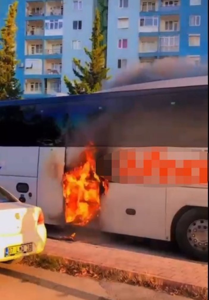Antalya’da yolcu otobüsü, alevlere teslim oldu