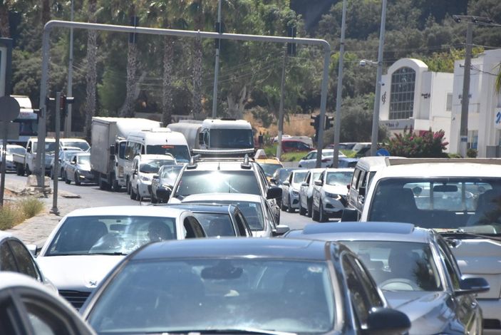 d Bodrum'da bayram öncesi trafik durma noktasında