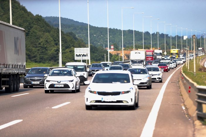 Bolu Dağı'nda bayram öncesi araç kuyrukları oluştu