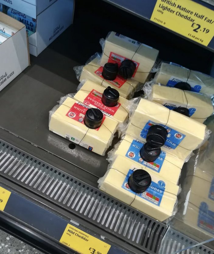 İngiltere'de marketlerde bazı gıdalara elektronik kilit takıldı