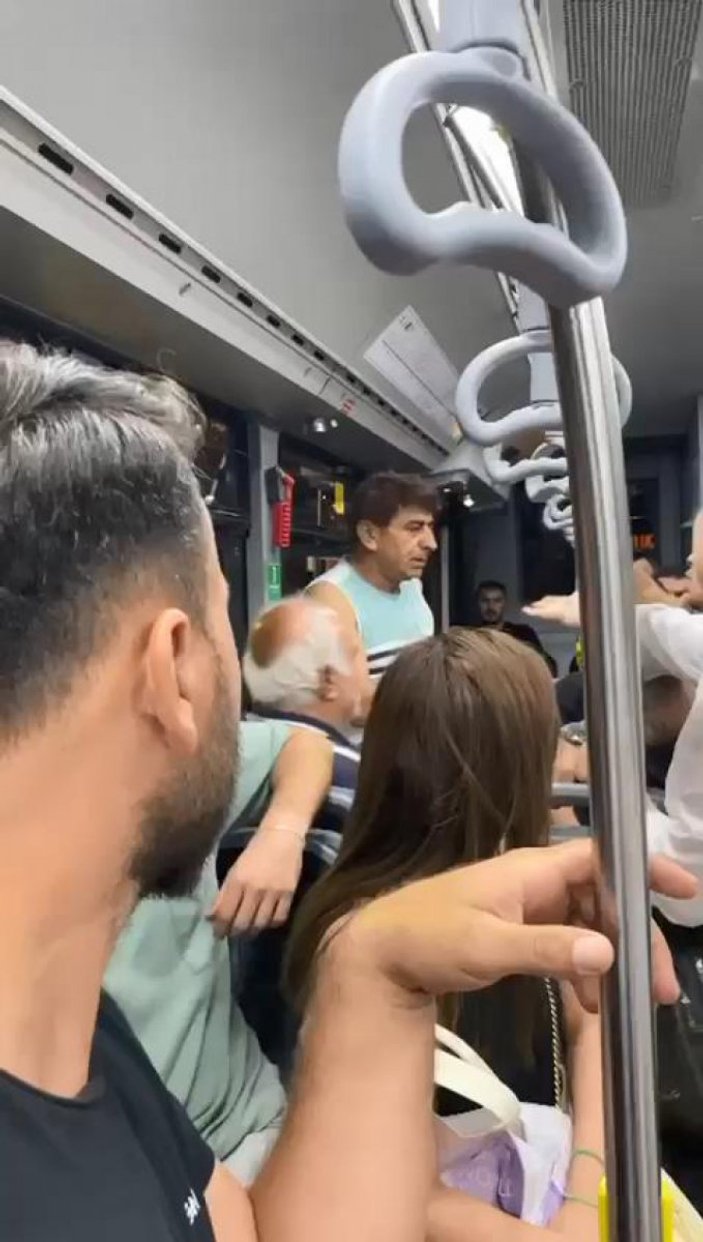 Metrobüste, kadın yolcunun fotoğraflarını çeken şahıs yakalandı