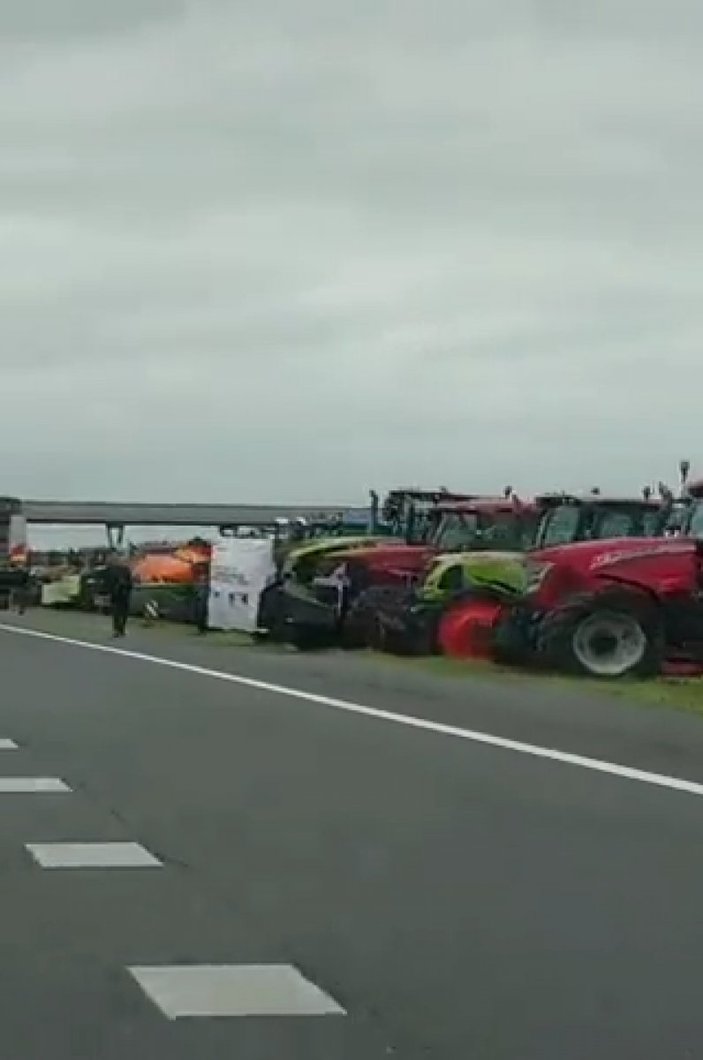 Almanya'da çiftçiler hükümeti protesto etti