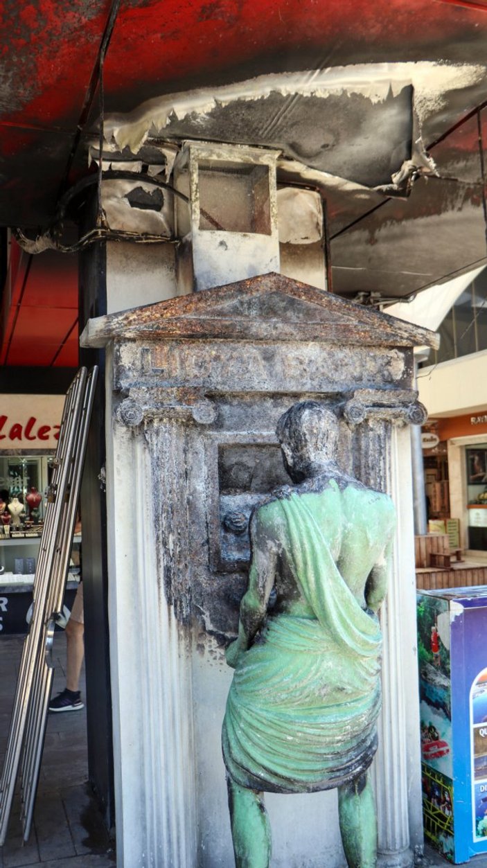 Antalya'daki 'Romalı' heykelini benzin döküp yakan şahıs yakalandı