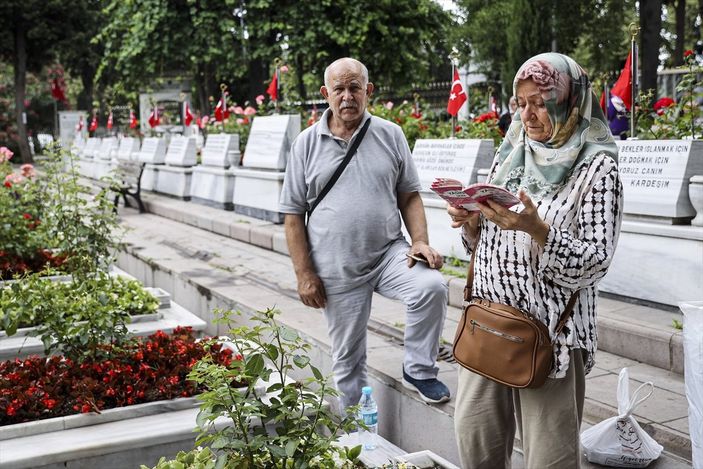 Edirnekapı Şehitliği'ni ziyaret eden aileler duygu dolu anlar yaşadı