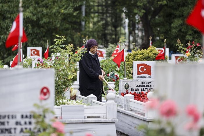 Edirnekapı Şehitliği'ni ziyaret eden aileler duygu dolu anlar yaşadı