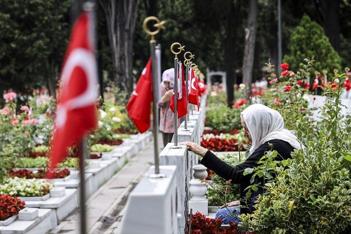 Edirnekapı Şehitliği'ni ziyaret eden aileler duygu dolu anlar yaşadı