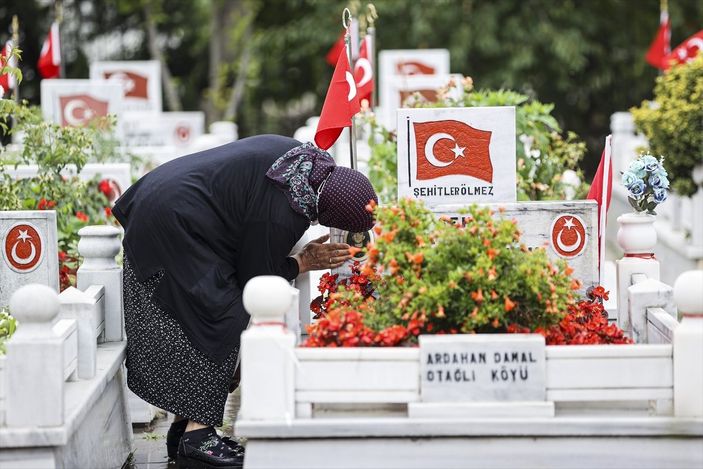 Edirnekapı Şehitliği'ni ziyaret eden aileler duygu dolu anlar yaşadı
