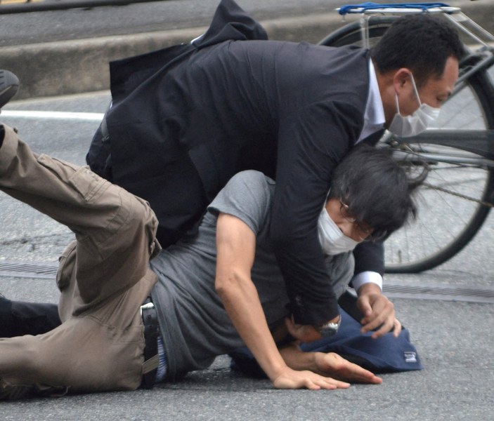 Japonya eski Başbakanı Şinzo Abe'ye silahlı saldırı anı
