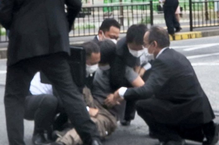 Japonya eski Başbakanı Şinzo Abe'ye silahlı saldırı anı