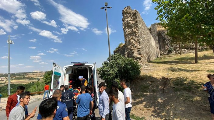 Diyarbakır'da fotoğraf çekerken surlardan düşen kişi yaralandı
