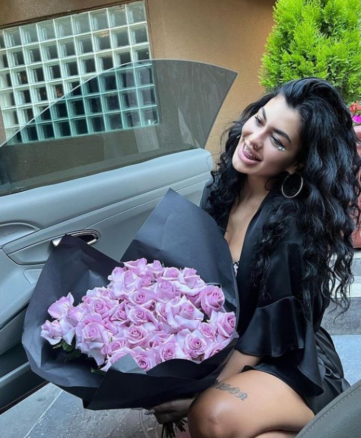 Kısmetse Olur'un Cansel'i yeni aşkını buldu, arabaya yaslandığı dekoltesi olay oldu!