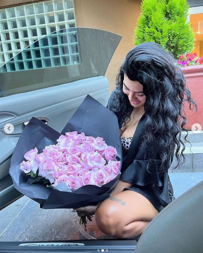 Kısmetse Olur'un Cansel'i yeni aşkını buldu, arabaya yaslandığı dekoltesi olay oldu!