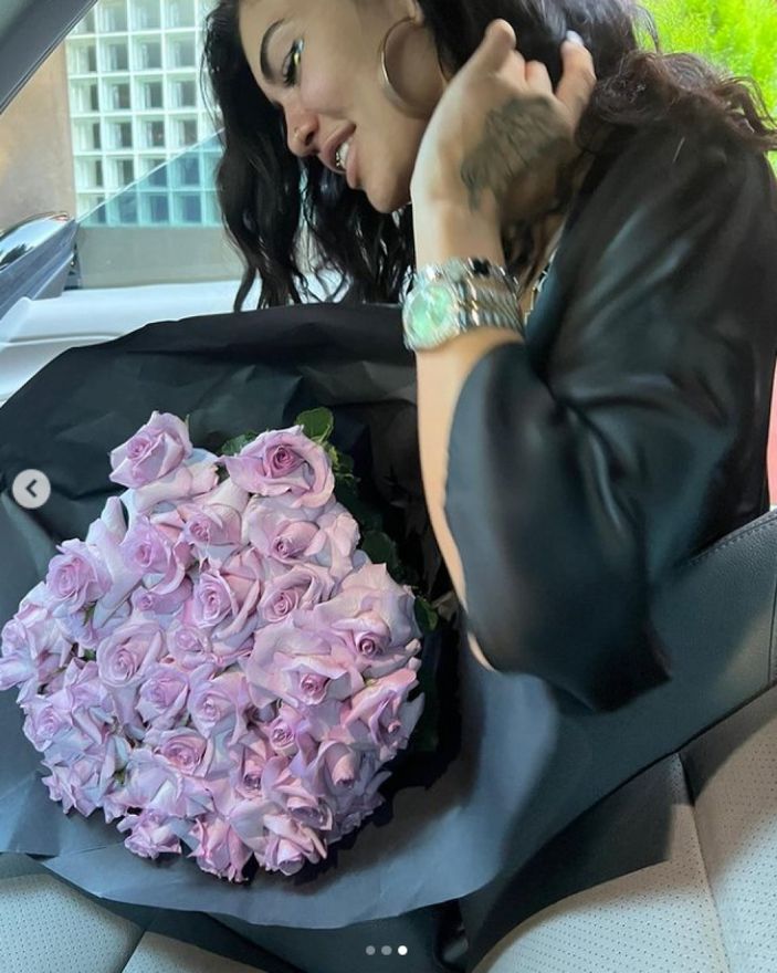 Kısmetse Olur'un Cansel'i yeni aşkını buldu, arabaya yaslandığı dekoltesi olay oldu!