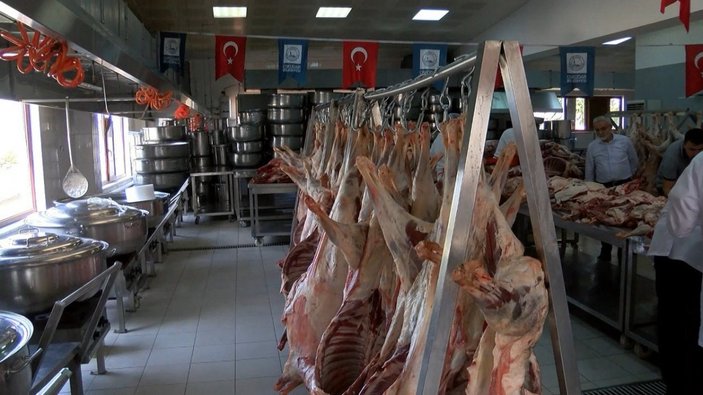 Hilmi Türkmen'den ihtiyaç sahiplerine kurban eti