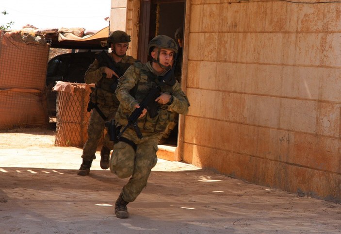 Suriye'de Mehmetçik, Kurban Bayramı'na elleri tetikte girdi