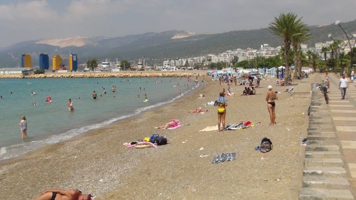 Mersin'de bayramda Ruslar denizin tadını çıkardı