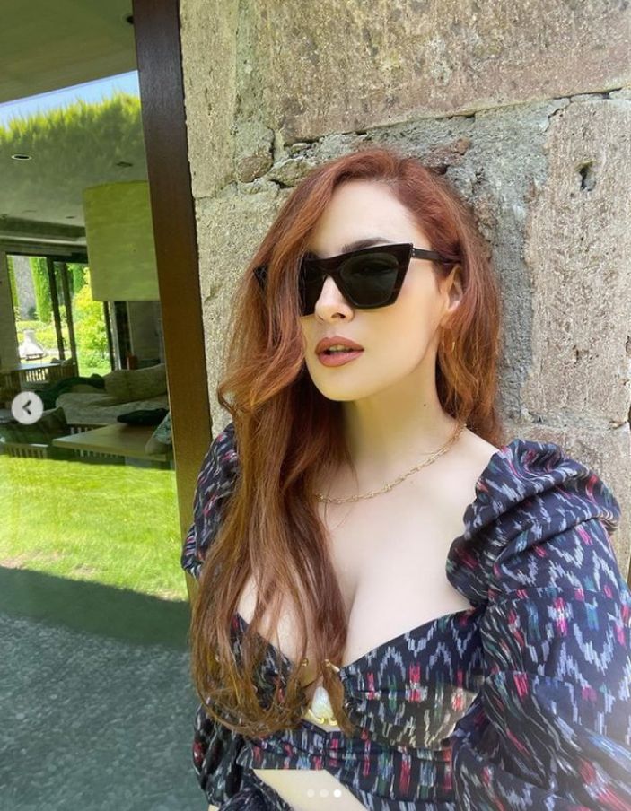 43'lük Mine Tugay öyle bir dekolte verdi ki... 'Üzerime toprak atın acil'