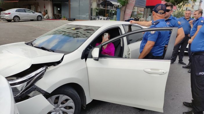 Antalya'da kaza yapan Ukraynalı sürücü poz verdi