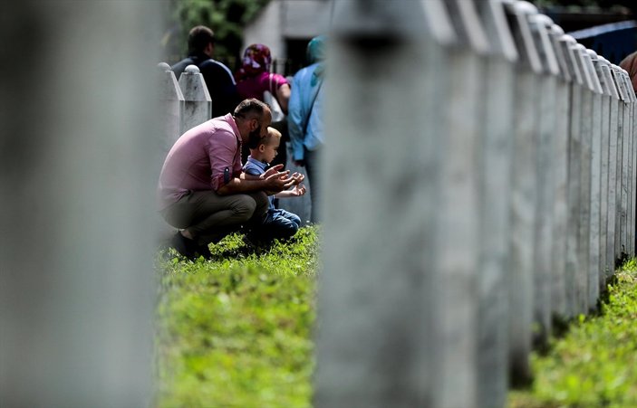Srebrenitsalı anneler mezar başında evlatlarını anıyor