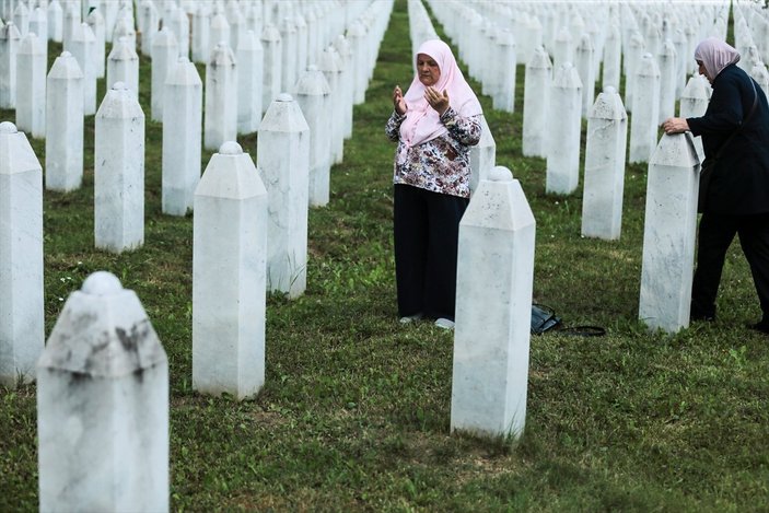 Srebrenitsalı anneler mezar başında evlatlarını anıyor