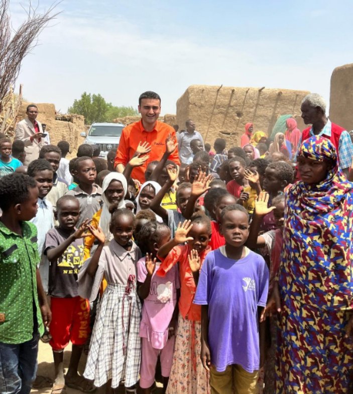 CZN Burak'tan Afrikalı çocuklara bayram sürprizi