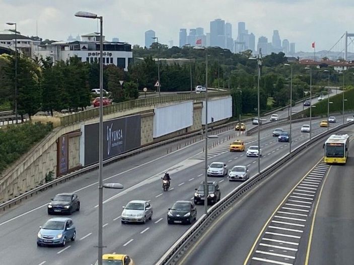 İBB, söktüğü dikey bahçeleri reklam panolarıyla doldurdu