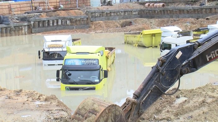 İstanbul’da sağanak felakete dönüştü: Kamyonlar suya gömüldü