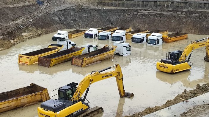 İstanbul’da sağanak felakete dönüştü: Kamyonlar suya gömüldü