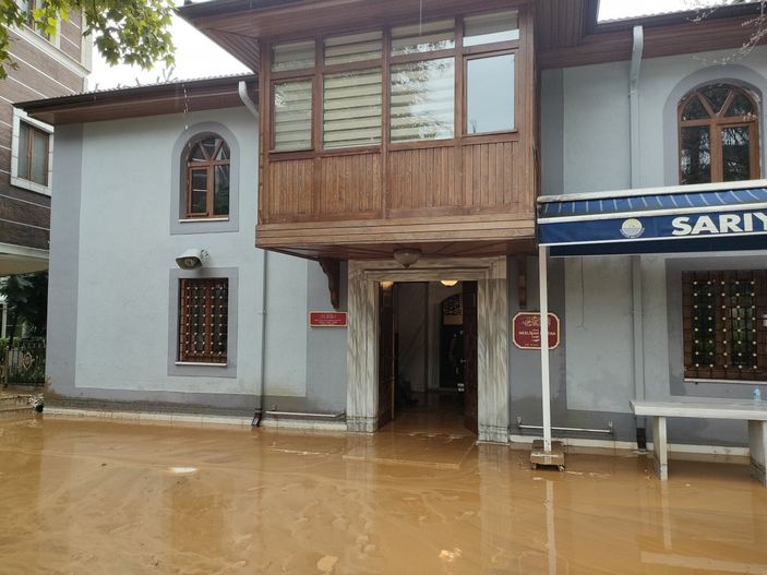 i Sarıyer'de sağanak sonrası camiyi su bastı