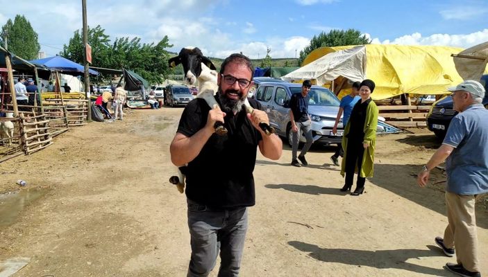 i Bursa'da kurbanlığını çocuğu gibi sırtında götürdü