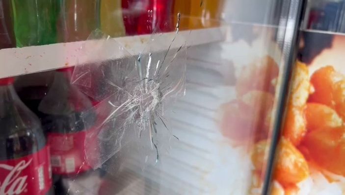 Esenyurt'ta haraç isteyen şüpheli dükkanı kurşunladı