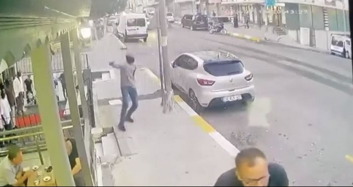 Esenyurt'ta haraç isteyen şüpheli dükkanı kurşunladı