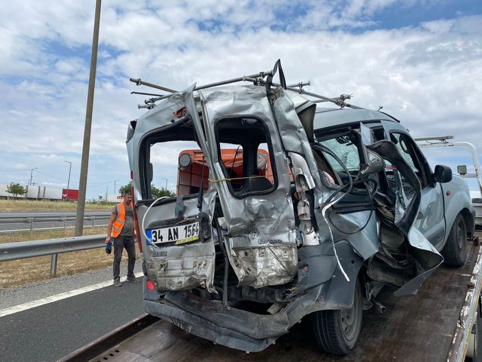 i Tekirdağ'da hafif ticari araca kamyon çarptı