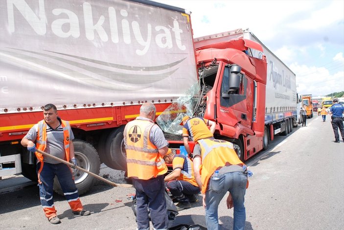 Bayram yolundaki kazalarda 25 kişi hayatını kaybetti