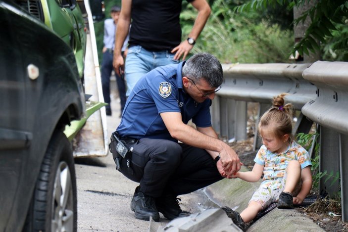 Sakarya'daki kazazede miniğe polis şefkati