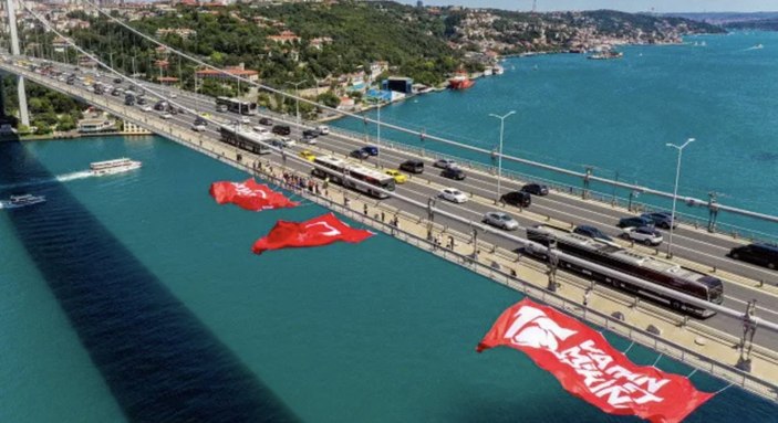 15 Temmuz Şehitler Köprüsü’ne dev Türk bayrağı asıldı